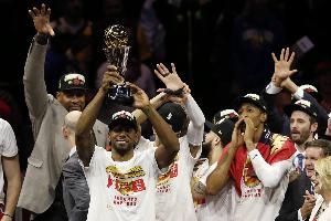 伊巴卡：我不敢相信莱昂纳德夺冠后选择离队 我以为他会留下来