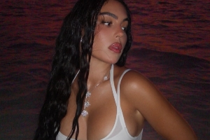 大秀好身材！乔治娜社媒晒照，在红海海边奔跑