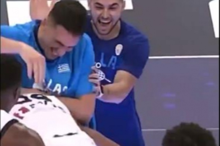 有仇报仇！字母哥被队友围圈“暴打”被掌掴队友打得格外开心