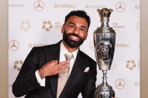 祝贺老队友！阿诺德社媒晒萨拉赫与PFA最佳奖杯：历史级