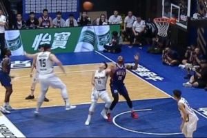 篮下统治者！香港金牛卡尔顿各种内线强打 高效砍下15分8板！