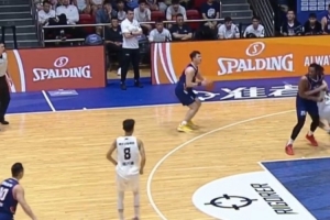 外线火力点！香港金牛董健外线扔进4记三分 贡献12分助队大胜！