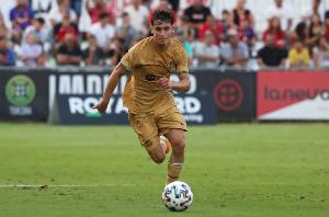 每体：卡萨多面临去留抉择，巴萨愿听取报价但不会强迫球员离队