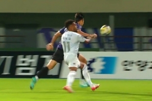 因疑似肘击对手被直红罚下，K联赛官方今日宣布取消权敬原红牌