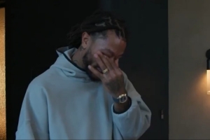 罗斯得知自己将被公牛退役球衣后情绪激动&两次擦拭泪水