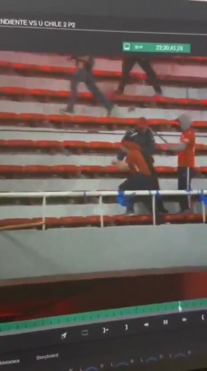 全武行！南美杯有球迷拿着棒子击打对方头部，还有球迷从看台坠落
