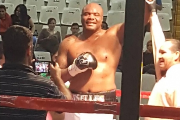 开门杀引发的惨剧！杰伦-布朗的拳王父亲 因小事把人肠子捅出来了