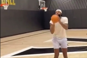 季后赛曾被对手祭出“砍人”战术！米切尔-罗宾逊休赛期苦练罚球