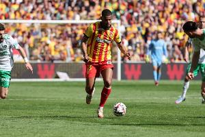 记者：安迪-迪乌夫通过国际米兰的体检，将签约5年身披17号球衣