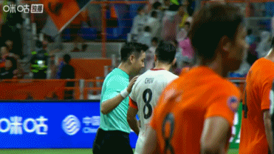 不满费利佩进球被吹！半场结束时，蓉城教练组向裁判抱怨