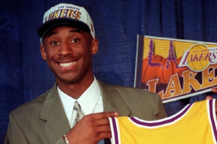 美媒：华纳兄弟正在筹备一部科比传记电影《在第8顺位被选中》