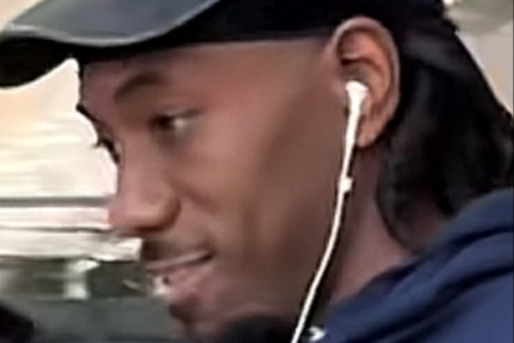 他笑了！网友机场偶遇小卡 小卡冲他点头微笑