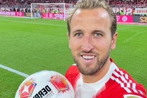 德甲首轮对阵莱比锡戴帽，赛后凯恩与本场比赛用球合影