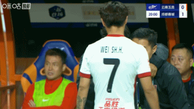 说啥呢？徐正源与韦世豪在场边进行了一番交流