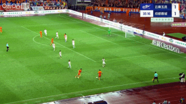 差点就是神仙球！罗竞弧顶接球后顺势倒钩，遗憾中横梁＆被没收