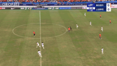 也是进球无效！兰克尔泽单刀破门但越位在先，脱衣庆祝吃到黄牌