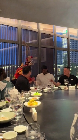 全新体验！莱昂纳德用手近距离感受变脸 展现招牌机器人笑容