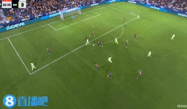 这都不进？费兰门前大好机会爆射击中横梁，弗里克气得怒摔水瓶