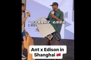 爱德华兹中国行与冠希哥拆卡&签名 被家人海报吸引特意送上签名