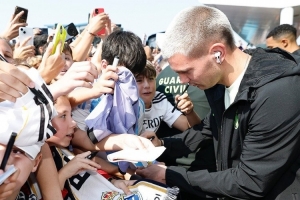 皇马社媒晒球员们抵达奥维耶多照片，受到球迷热烈欢迎