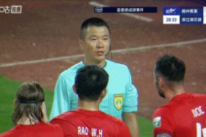 改判任意球！米特里策突破被放倒，裁判在VAR提示下取消判点！