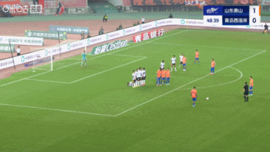 这球漂亮！克雷桑任意球直接破门+本场双响，泰山2-0领先西海岸