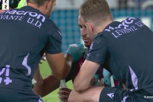 加维拼抢犯规球鞋刮到雷伊，后者痛苦倒地、下巴出现伤口