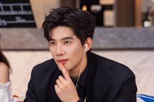 专业！王安宇现身华子中国行现场大秀抢板一条龙+扣篮