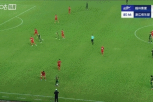 也是背身半空门不进！郭全博扑球脱手，程进背朝半空门脚后跟打偏