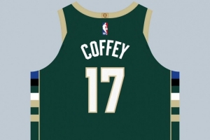 上赛季场均9.7分2.2篮板！球衣记者：科菲在雄鹿穿17号球衣