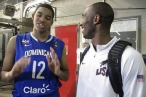 唐斯晒与科比合照致敬：史上最伟大球员之一 生日快乐！