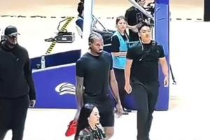 手痒了想练练？莱昂纳德提着球鞋抵达球馆并在场边观看比赛