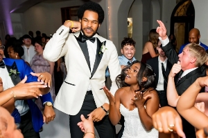 骑士中锋贾勒特-阿伦低调完婚 队友迪恩-韦德出席任伴郎