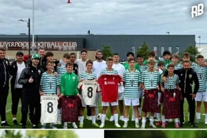 范迪克、科尔克兹出席利物浦主办的青训赛事，与客队小球员合影
