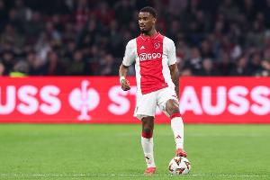 切尔西后卫哈托现身阿贾克斯主场，前东家为其举行告别仪式