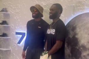 感觉比本尊还高啊！杰伦-布朗与自己的模仿者合影 笑开了花