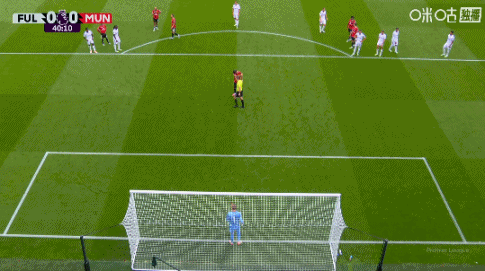 裁判有锅？B费罚点球前被裁判撞了一下，摊手与其理论后重新摆球