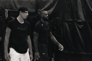 切磋学习！杰伦-约翰逊晒个人训练照 与詹姆斯一同训练