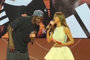 周玲安晒华子中国行花絮：华子上海话八级 王安宇现场秀球技