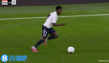 假摔染黄！维尼修斯禁区内切过程中倒地，裁判果断判假摔出示黄牌