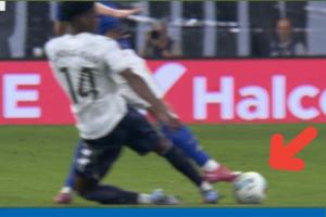 这球犯规吗？姆巴佩进球后，奥维耶多抗议琼阿梅尼铲球犯规未判