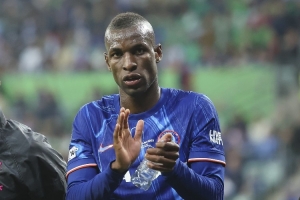 邮报：切尔西待售球员多达10名，蓝军计划先卖人再买西蒙斯