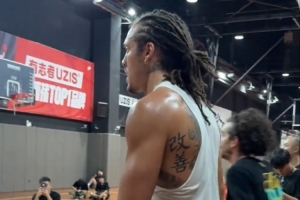 真人版吕布！近距离观看阿隆-戈登训练 外线三分手拿把攥