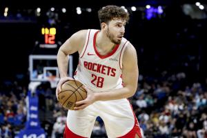 火箭记者：球队希望申京能提高三分球 这也是申京休赛期的重点