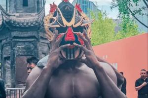 畅游成都太古里！华子戴着戏剧赵云面具赤裸上身与球迷亲切握手