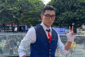 王师傅cos尚博勒“吓”到郭艾伦 两人活动中单挑