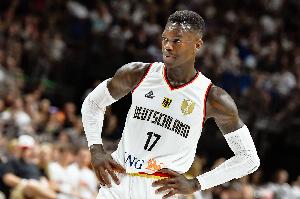 杀伤力十足！施罗德半场9中4贡献并列最高14分 罚球5中5