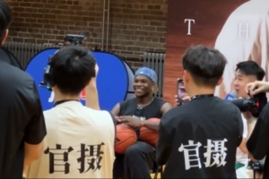 自己和乔丹单挑谁赢？爱德华兹毫不犹豫回答：我会赢 我会打败他