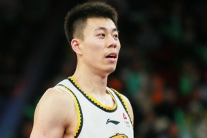 媒体人：上海男篮得到张镇麟的代价非常小 球队也续约了闫鹏飞