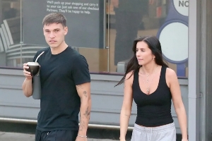 女方是姆巴佩前任太阳报：乌加特与新女友购物&首度公开露面